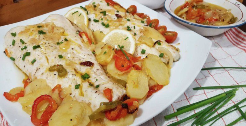 Ensalada de verduras variadas con merluza al horno con patatas y pimentos.